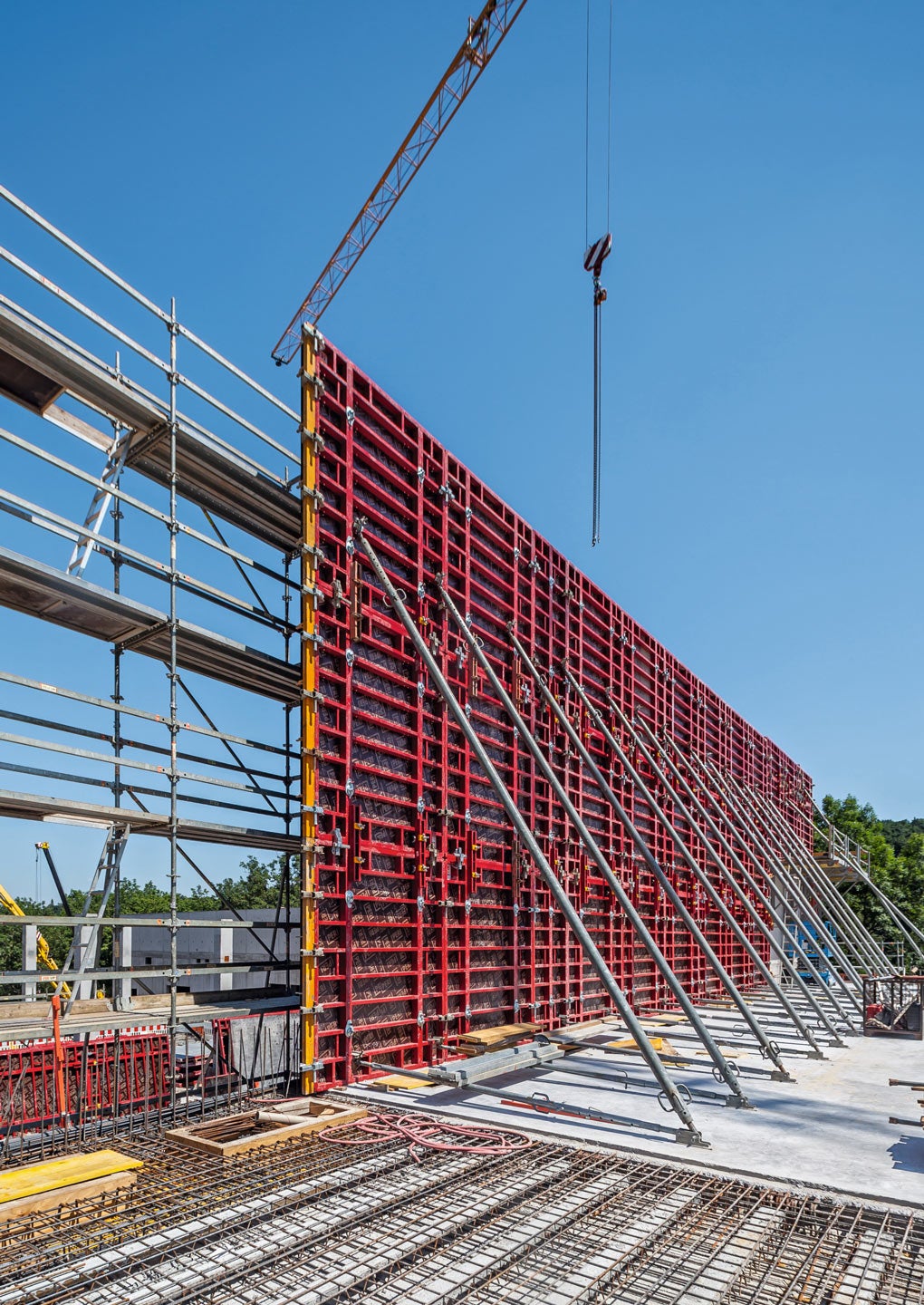 Jednostranne obsluhovateľné stenové debnenie.