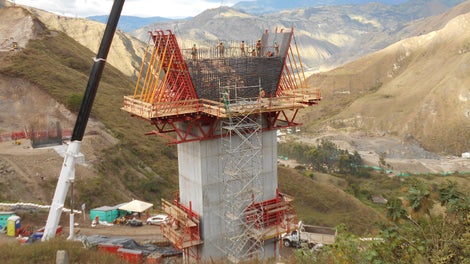 Proceso de montaje del encofrado TRIO para dar forma al gran cabecero.