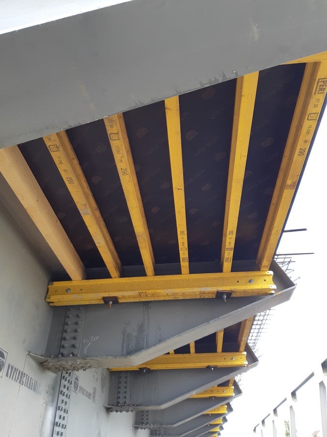 Поддерживающая конструкция для бетонирования дорожного полотна