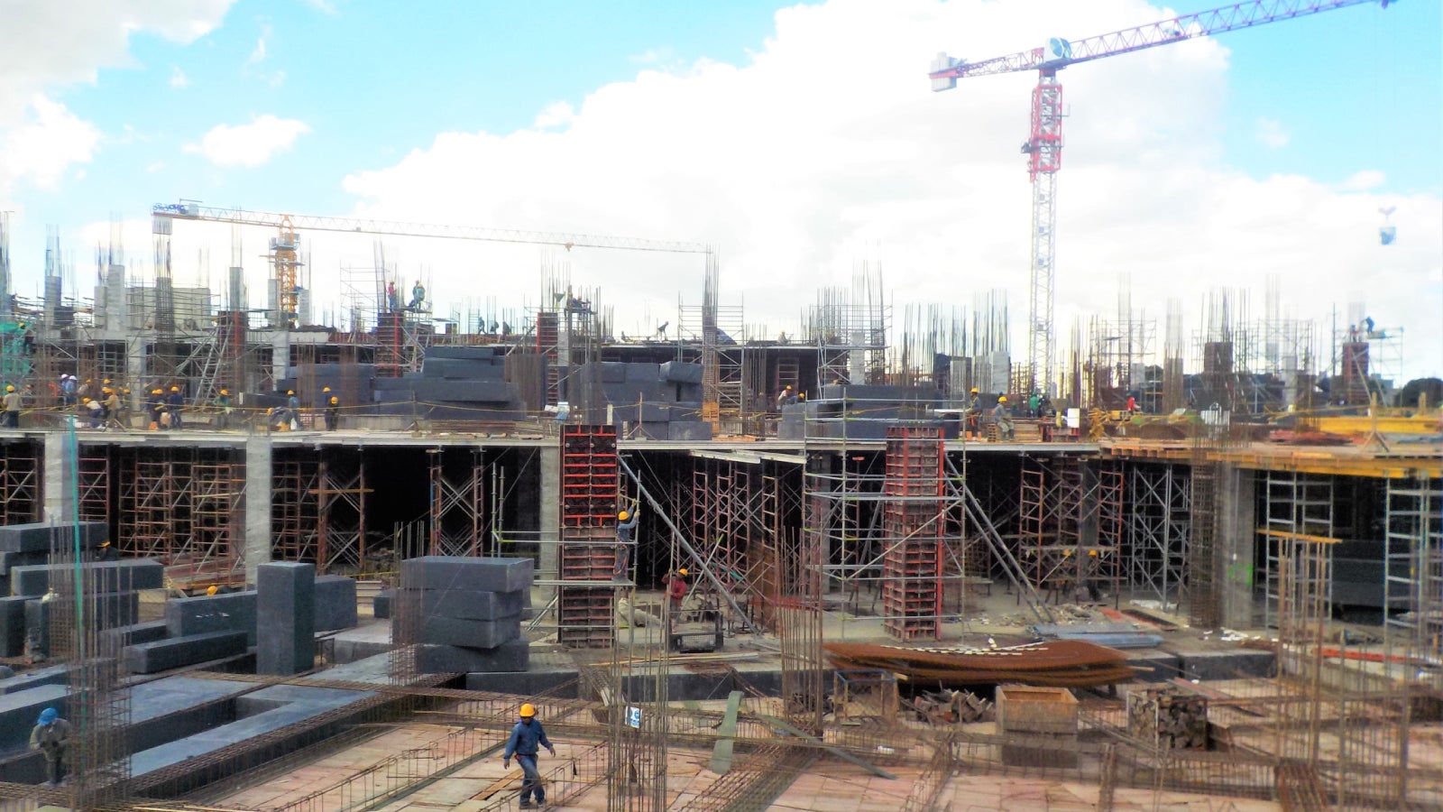 La versatilidad del sistema de encofrado LIWA, permitió su uso en obra en distintas aplicaciones tales como: muros pantalla, columnas y bordes de vigas y losas.