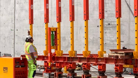 Supervisor Helmut Bamberger vid de nya VARIOKIT stämpen som tar 250kN