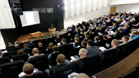 Eesti Betooniühingu ja Ehituskeskuse poolt korraldatud seminar “Betoonitööd kõrghoones Maakri büroohoone näitel”. Osalejaid kogunes üle 100, mis näitab enneolematult suurt huvi teema vastu ning annab indikatsiooni, et sedasorti teooria+praktika (ettekanded ning võimalus külastada objekti, et äsjakuuldut praktikas näha) tüüpi huvitavad koolitused on teretulnud ka edaspidi. (Foto: Raivo Tiikmaa/ Fotokoda OÜ)