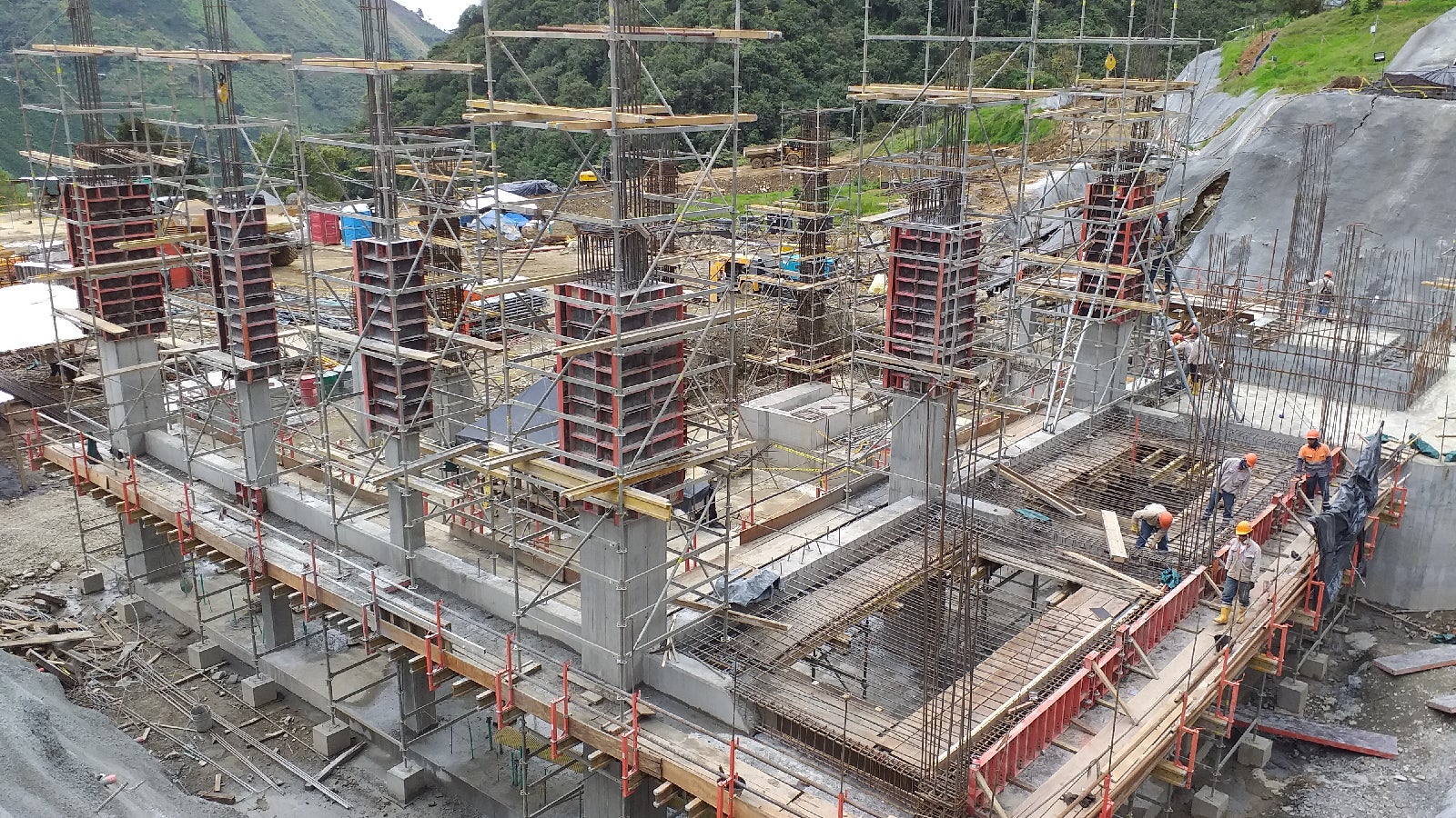 El sistema de encofardo de losas MULTIFLEX en combinación con las torres de soporte PERI UP FLEX, brindan una plataforma de trabajo segura