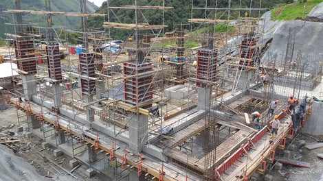 El sistema de encofardo de losas MULTIFLEX en combinación con las torres de soporte PERI UP FLEX, brindan una plataforma de trabajo segura