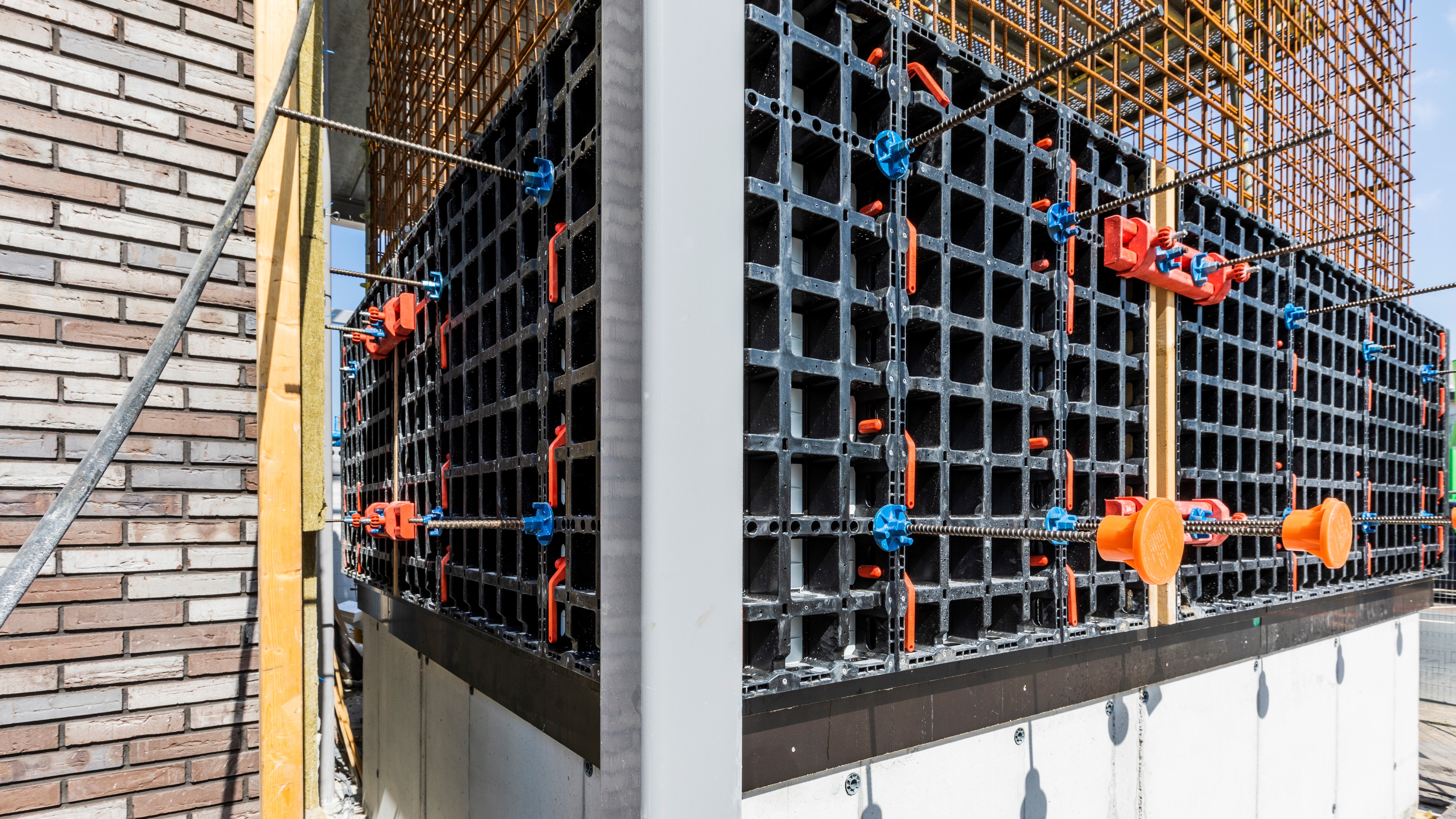 PVL Bouw heeft de liftkern in fases opgebouwd. Telkens één PERI schot omhoog om op die manier dagelijks beton te kunnen storten.