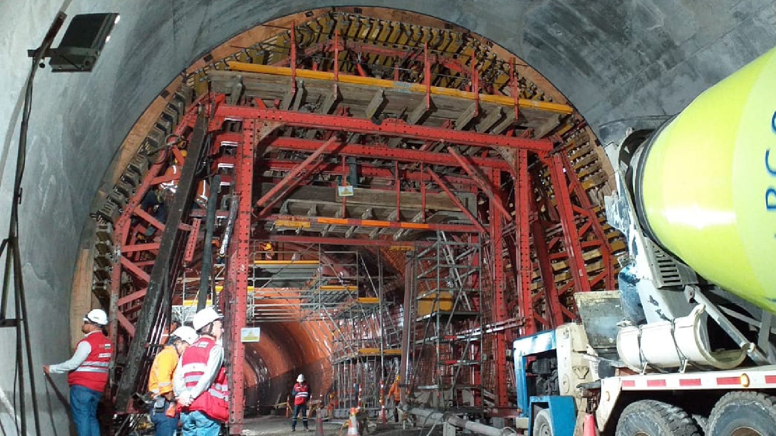 Si se requiere, con el sistema VARIOKIT se puede planificar una apertura central que garantice el libre tráfico de mezcladoras de concreto u otros transportes