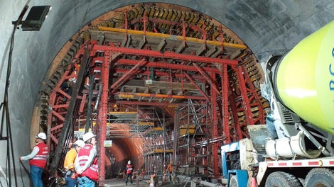 Si se requiere, con el sistema VARIOKIT se puede planificar una apertura central que garantice el libre tráfico de mezcladoras de concreto u otros transportes