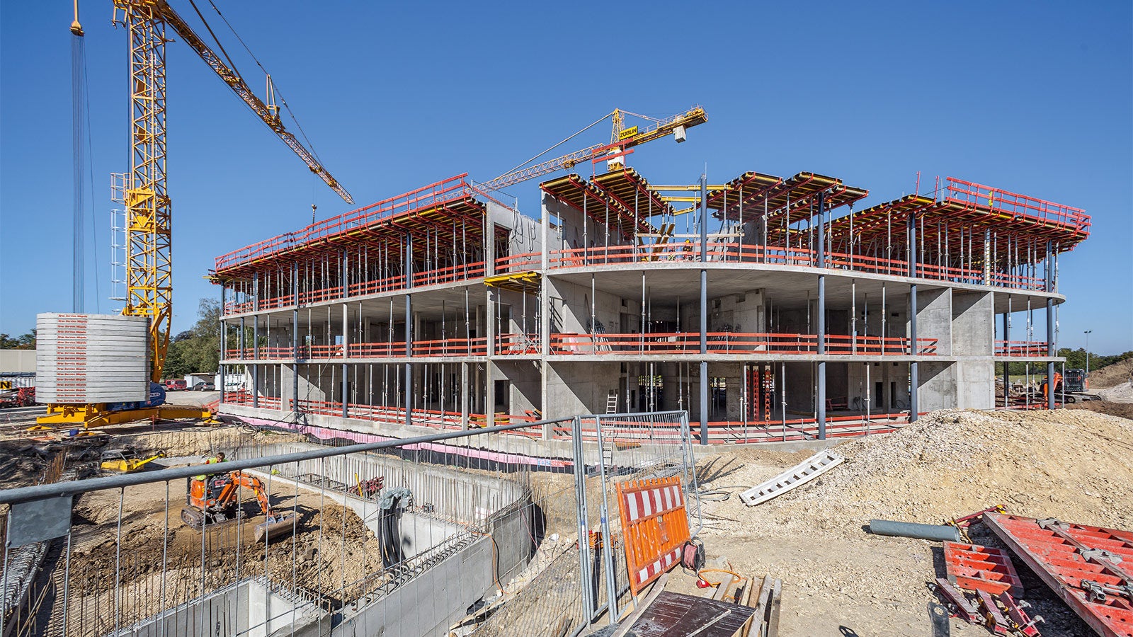 Die SRU Jochträger der VARIODECK Tische erlauben große Auskragungen am Deckenrand.