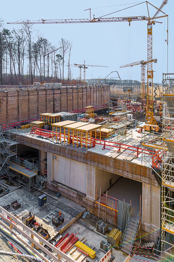 Der Tunnel wird in 44 Abschnitten in offener Bauweise erstellt. Wand- und Deckenstärken von 2 m sowie unzählige Störstellen sind die Regel. Kaum ein Takt gleicht dem anderen.