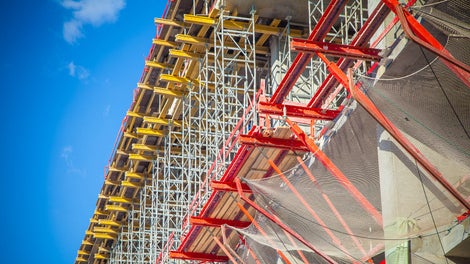 Одно из условий объекта – строительство в стесненных условиях. Поэтому несущие башни для бетонирования консольной части плиты перекрытия на отметке +20 м невозможно было установить на землю. Для решения этой задачи башни были установлены на рабочие платформы.