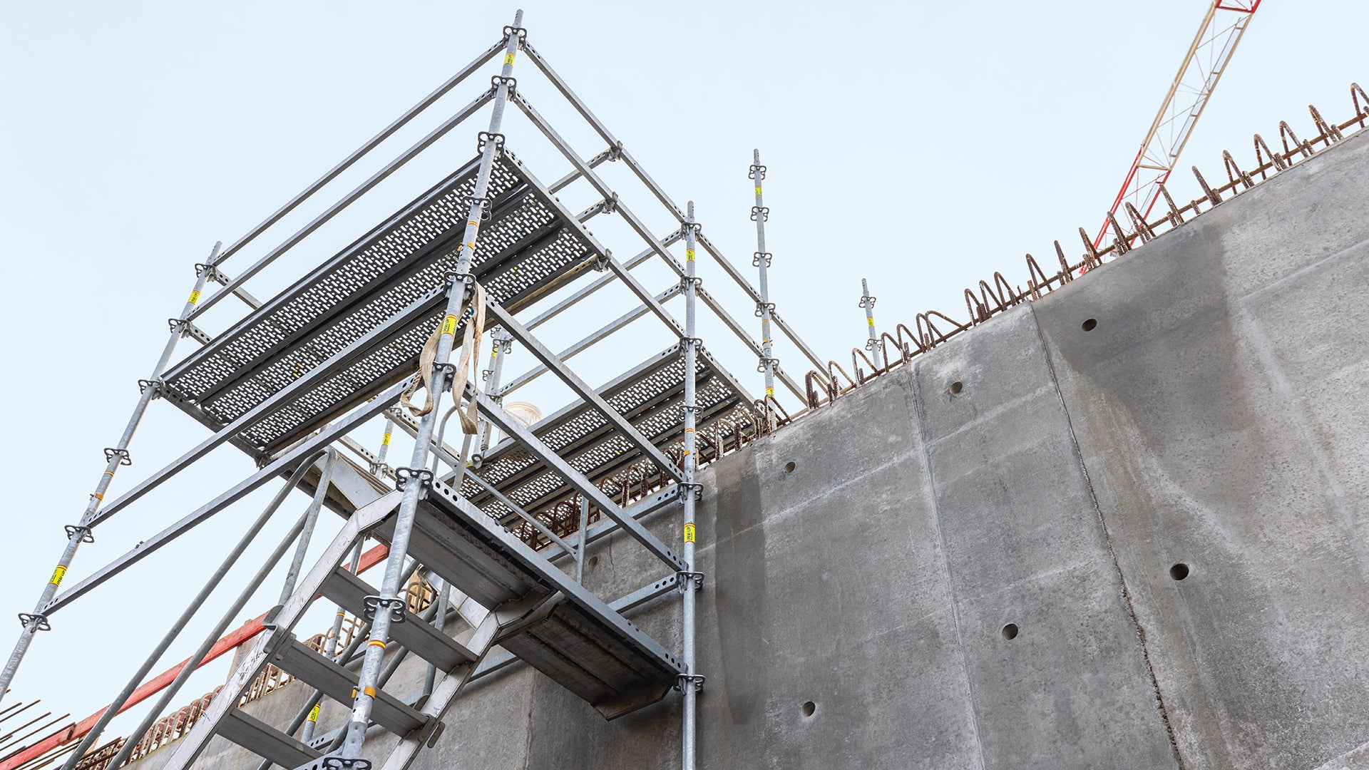 Der PERI UP Gerüstbaukasten ergänzte das projektspezifisch erarbeitete Schalungs- und Gerüstkonzept, beispielsweise als Treppenzugang zu den unterschiedlichen Arbeitsbereichen.