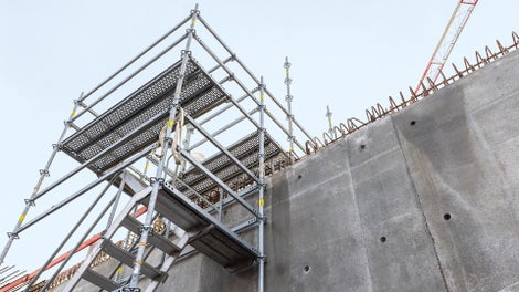 Der PERI UP Gerüstbaukasten ergänzte das projektspezifisch erarbeitete Schalungs- und Gerüstkonzept, beispielsweise als Treppenzugang zu den unterschiedlichen Arbeitsbereichen.