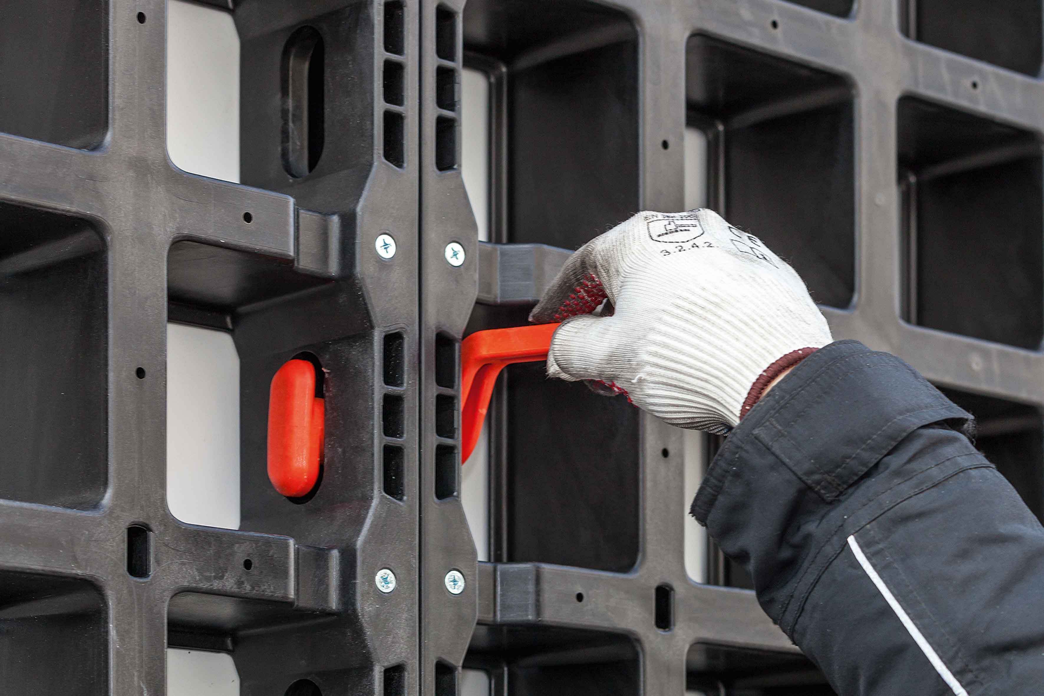 DUO panels are clamped together in seconds with a coupler resembling a door handle in both appearance and motion. Without the need of any tools, this makes DUO a silent system, especially useful in residential applications. 