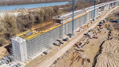 The two-lane superstructure in section C was realised in only five cycles using MULTIFLEX Girder Slab Formwork.