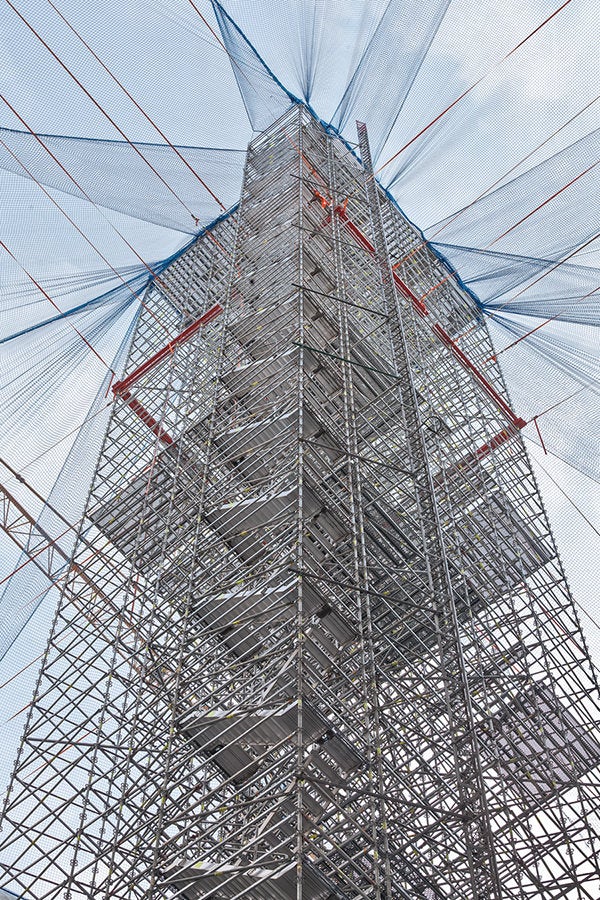 Bestandteil der PERI UP Komplettlösung: Der gegenläufig montierte Treppenturm bot sicheren und bequemen Zugang zu den höher gelegenen Arbeitsplätzen – bei der Gerüstmontage und -nutzung.