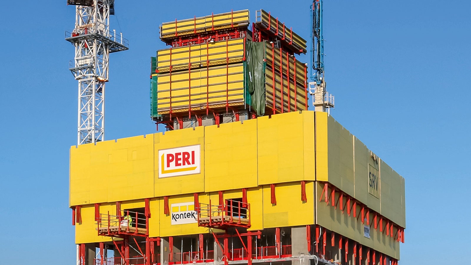 Landing platforms consisting of standard system components served as temporary storage areas and for transferring loads to the following storeys. The platforms could be variably positioned anywhere on the building.