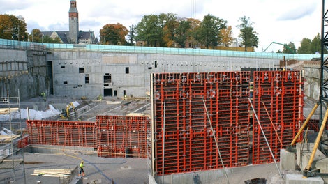 Projektin seinämuottimäärä vaihteli 2000 - 3000 m² välillä, ja parhaimmillaan seiniä valettiin suurina, kolmen kerroksen valuina.