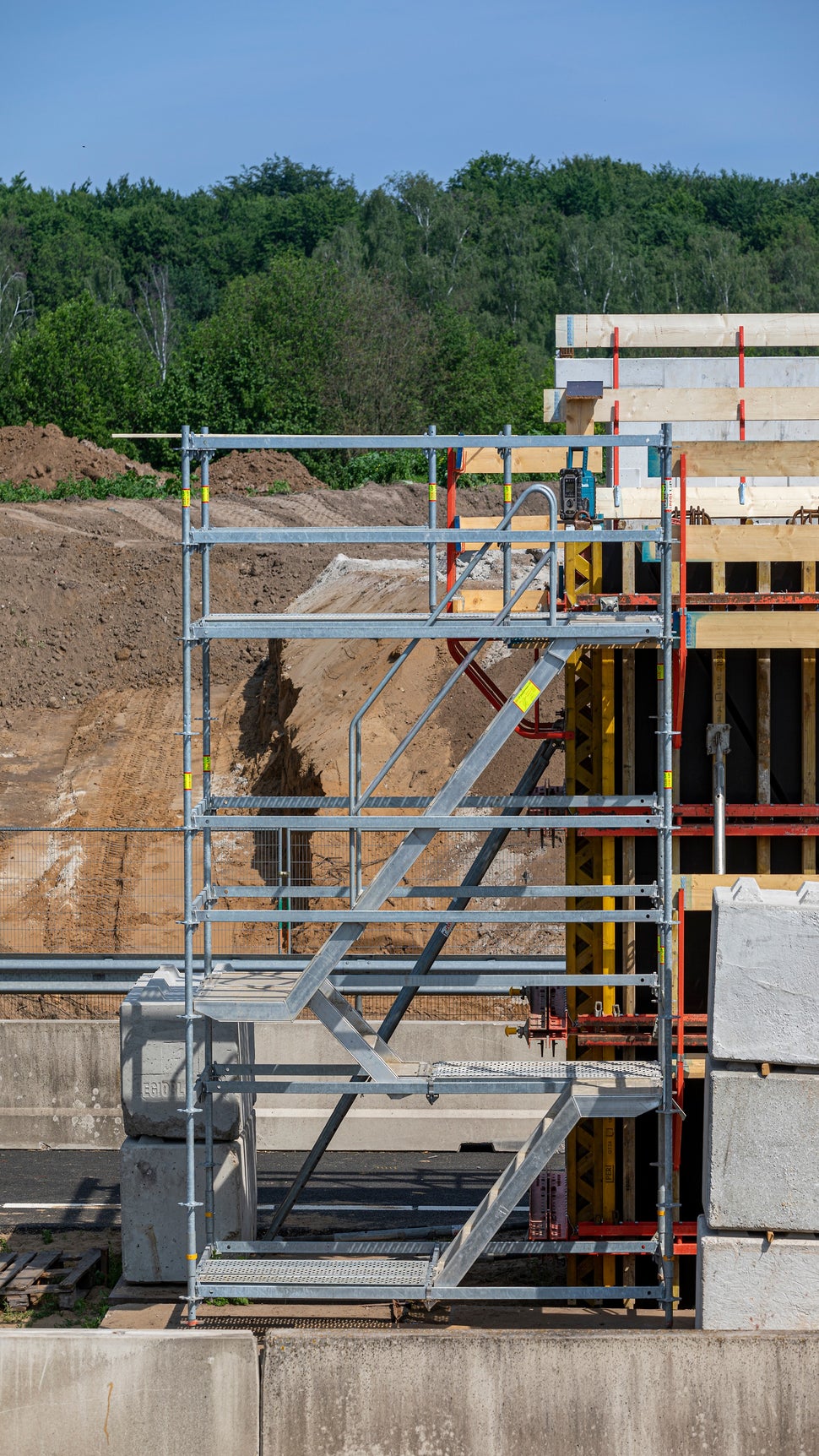 Gemakkelijke en veilige bereikbaarheid van de werkplek dankzij de PERI UP Flex trappentoren, die aansluit aan het werkbordes aan de bekisting. 