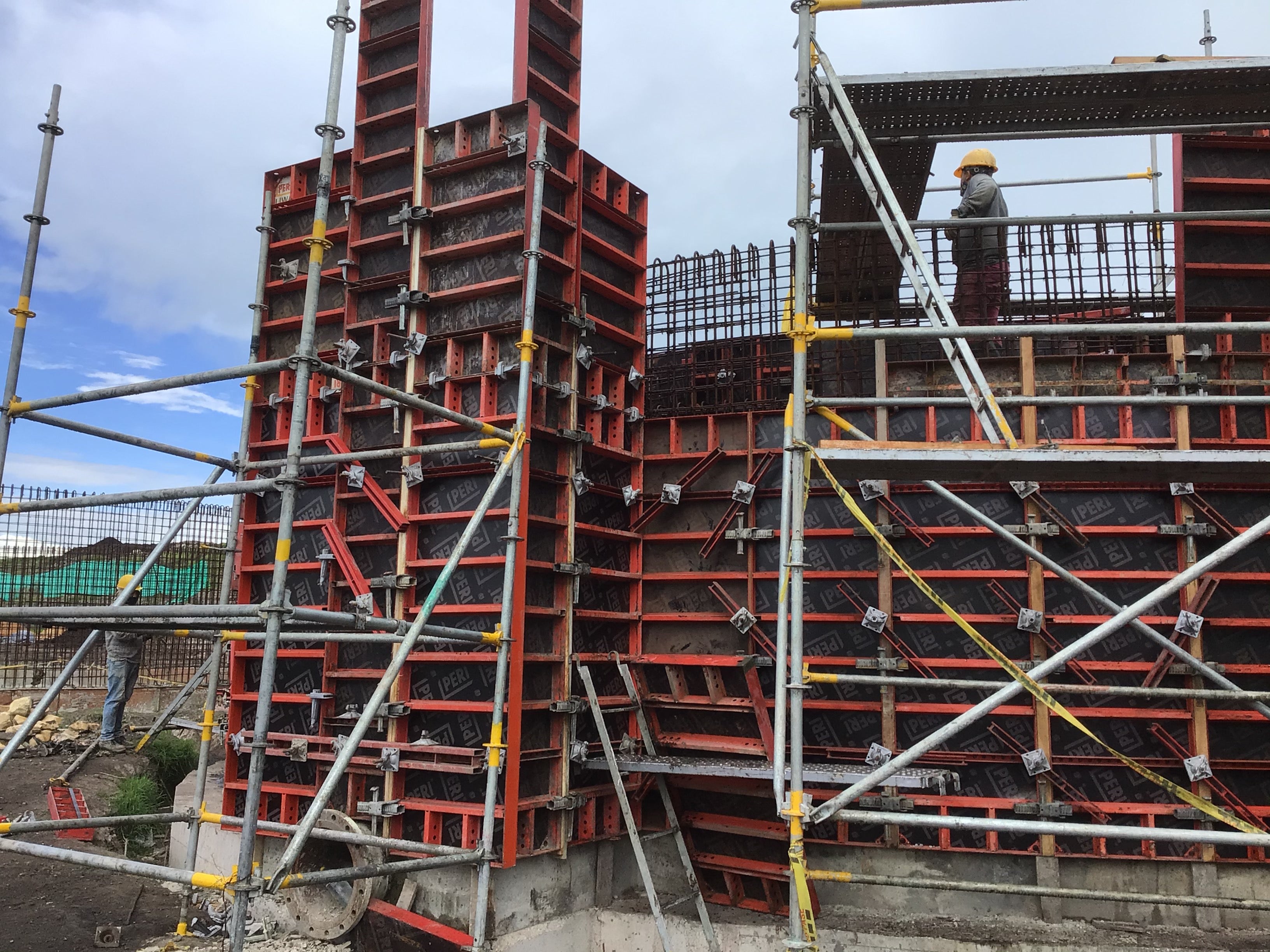 El sistema de encofrado LIWA, es la opción acertada para encofrar muros con geometrías tanto rectas como radiales.