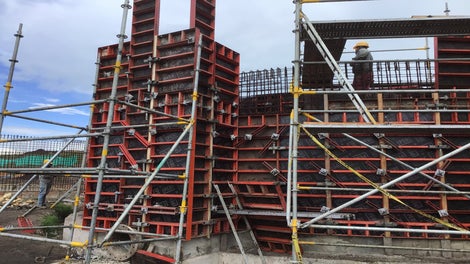 El sistema de encofrado LIWA, es la opción acertada para encofrar muros con geometrías tanto rectas como radiales.