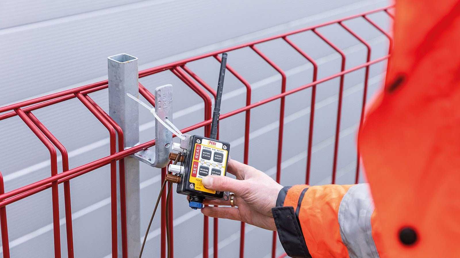<p>A PERI InSite Construction seg&amp;iacute;ts&amp;eacute;g&amp;eacute;vel a PERI k&amp;uuml;l&amp;ouml;nb&amp;ouml;ző digit&amp;aacute;lis megold&amp;aacute;sokat vezet be a piacra, amelyek optimaliz&amp;aacute;lj&amp;aacute;k a betonoz&amp;aacute;si folyamatot az &amp;eacute;p&amp;iacute;tkez&amp;eacute;sen, &amp;eacute;s seg&amp;iacute;tenek időt &amp;eacute;s k&amp;ouml;lts&amp;eacute;geket megtakar&amp;iacute;tani. Ennek kulcsa egy m&amp;eacute;rőeszk&amp;ouml;z, egy felhő &amp;eacute;s a megfelelő szenzorok,&amp;nbsp;bele&amp;eacute;rtve a PERI InSite Construction hőm&amp;eacute;rs&amp;eacute;klet-ellenőrz&amp;eacute;st &amp;eacute;s a betonszil&amp;aacute;rds&amp;aacute;gi k&amp;eacute;szletet a hőm&amp;eacute;rs&amp;eacute;klet hat&amp;eacute;kony m&amp;eacute;r&amp;eacute;s&amp;eacute;hez &amp;eacute;s a beton szil&amp;aacute;rds&amp;aacute;g&amp;aacute;nak meghat&amp;aacute;roz&amp;aacute;s&amp;aacute;hoz.&amp;nbsp;</p><br/>
