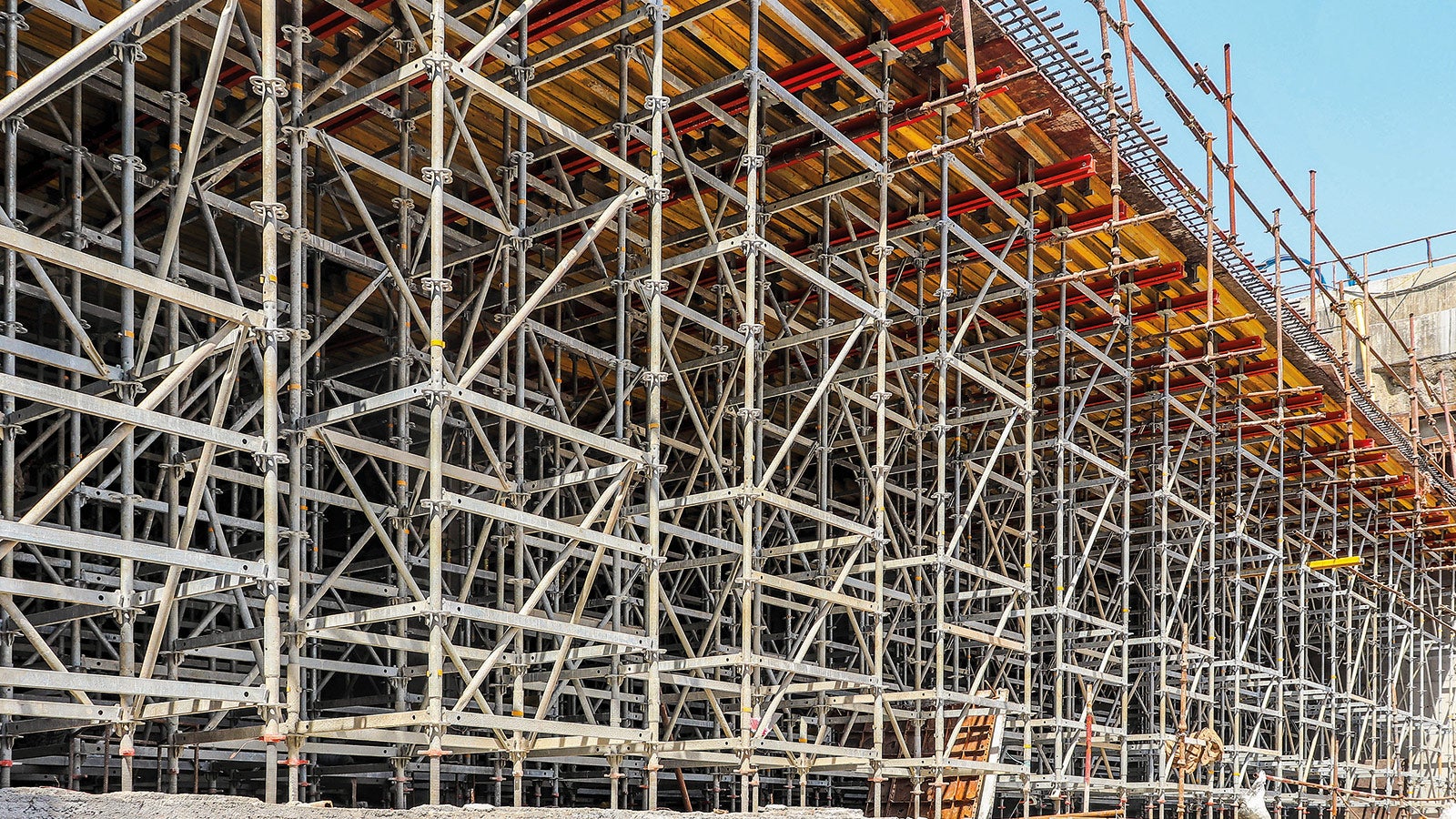 Plăcile de 750 mm și grosimea de 1.200 de mm cu panouri cazatoare au fost turnate fără efort cu ajutorul PERI UP Flex Shoring Tower Plus și a TABLE MODUL VT Slab.