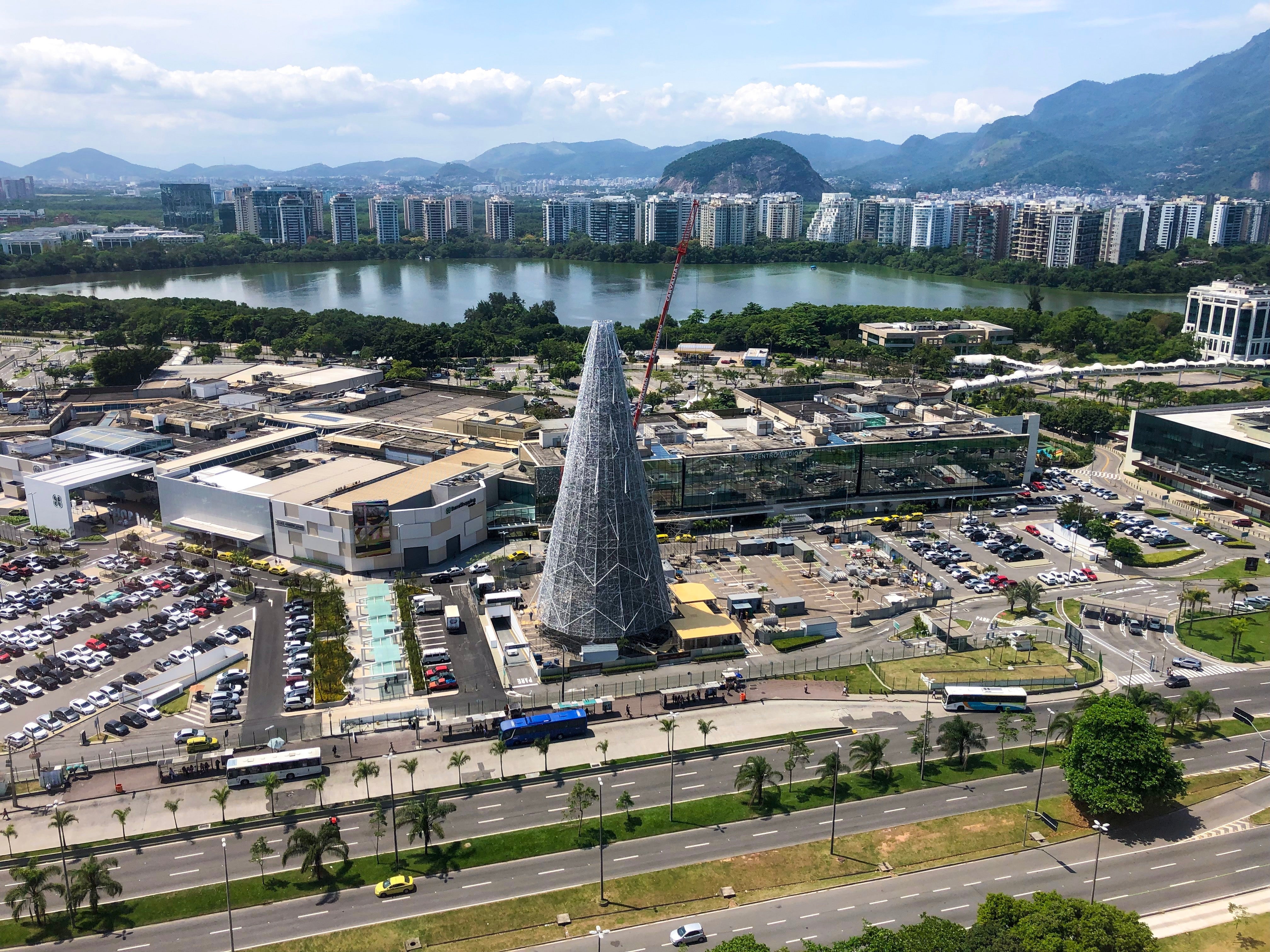 A árvore de Natal do Barrashopping atualmente é a maior do Rio de Janeiro e a de 2019 será feita com 75 toneladas de andaime modular PERI UP. 