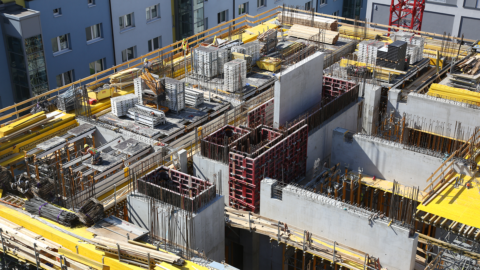 Die wiederkehrende Montagefolge und die einfache Handhabung der im Einklang befindlichen Systeme MAXIMO und SKYDECK beschleunigen die Ein- und Ausschalvorgänge. 