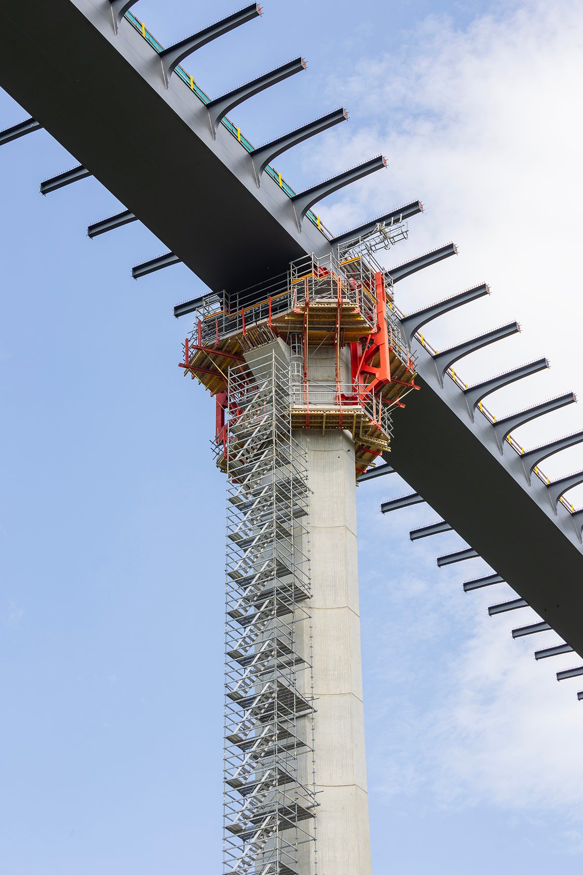 Im Taktschiebeverfahren wurde der 916 m lange und 7.000 t schwere Stahlüberbau in seine endgültige Lage in bis zu 70 m Höhe eingeschoben.<br/>