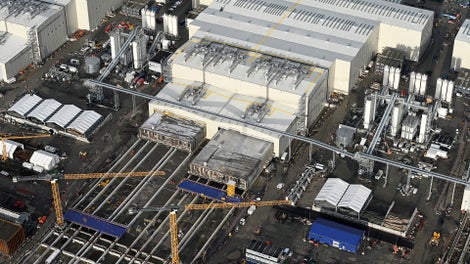 Die 79 Standard-Tunnelelemente werden in drei Hallen auf fünf Produktionslinien gefertigt. Alle fünf Produktionslinien, die jeweils über 250.000 Teile umfassen, wurden erfolgreich aufgebaut und sind in Betrieb.