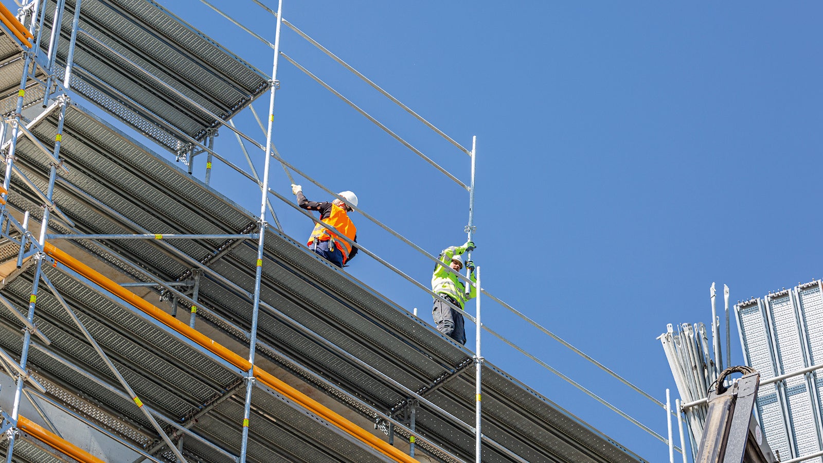 Bezpečně vpřed: firma Schäfer Gerüstbau pracuje s lešením PERI UP nejen velmi bezpečně a podle předpisů, ale díky bezpečnostním systémům a lehkým konstrukčním dílům také opravdu rychle.<br/>(Foto: PERI Německo)<br/>