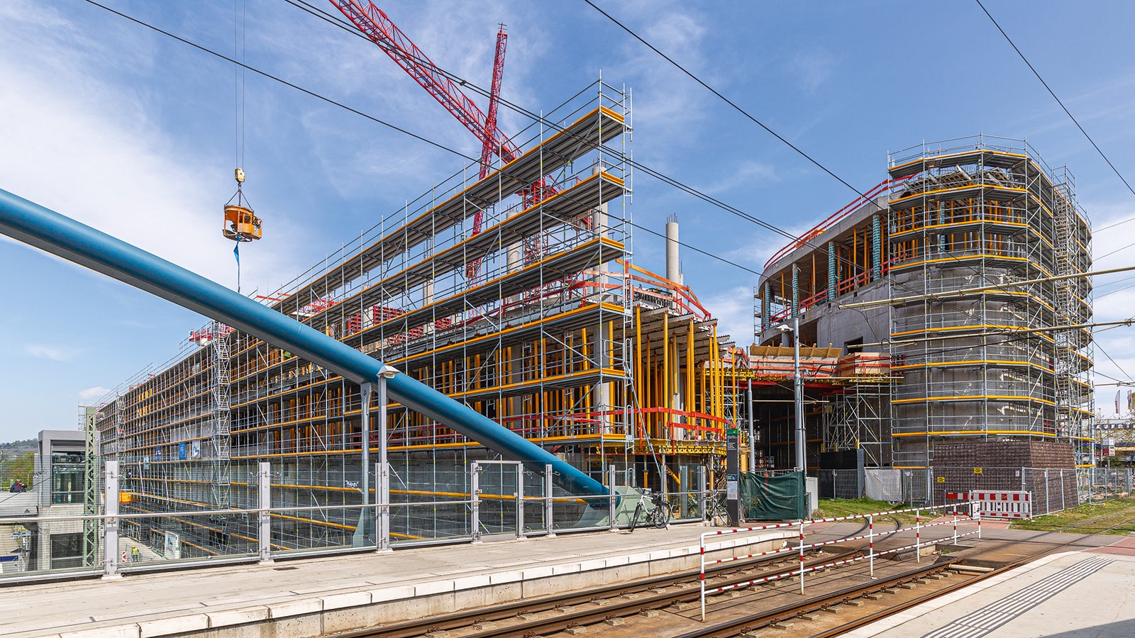 Trotz der beachtlichen Dimensionen und den herausfordernden Randbedingungen des anspruchsvollen Bauprojekts konnte der Rohbau nach nicht einmal 2 Jahren Bauzeit fertiggestellt werden.