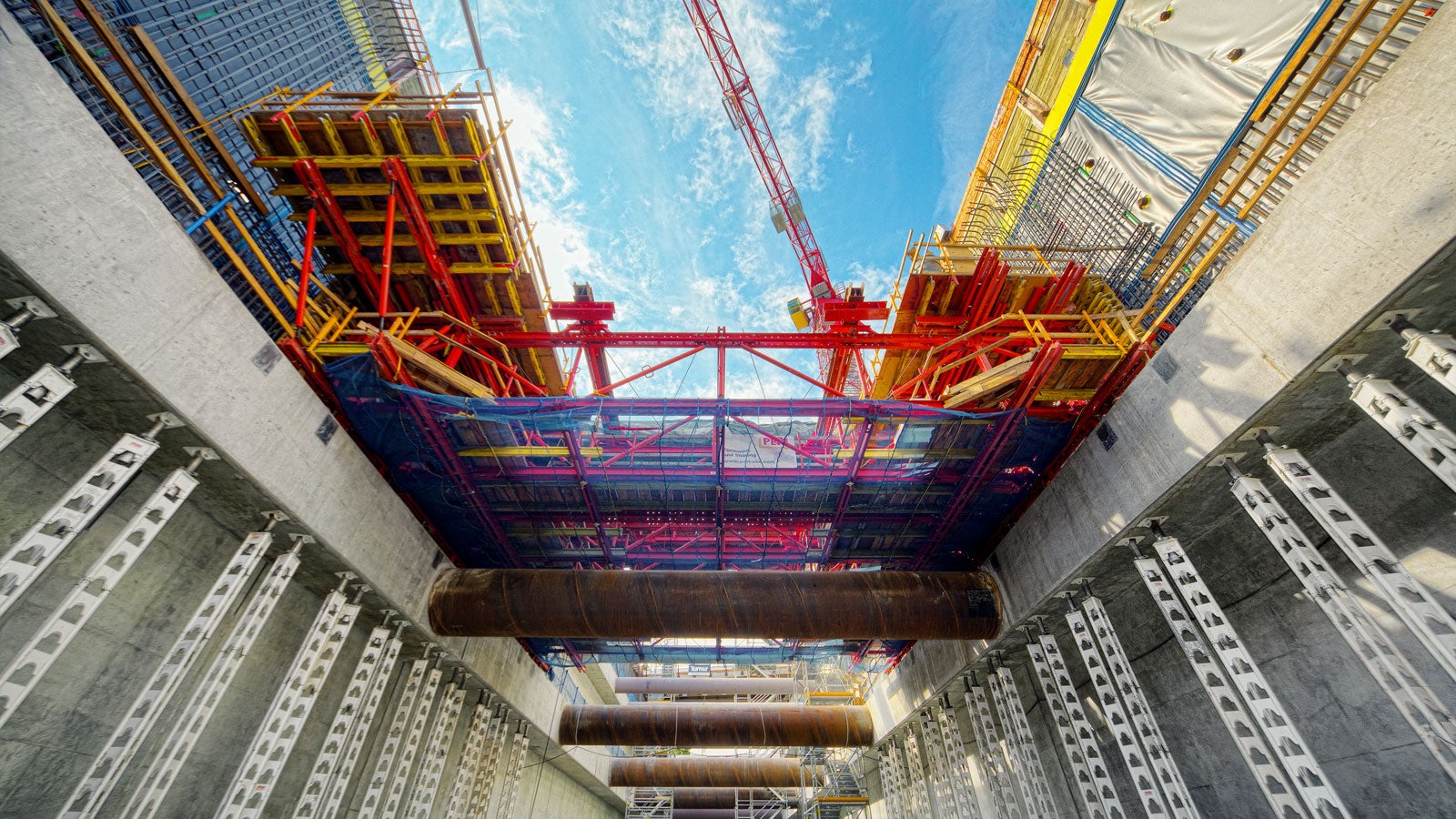 The VARIOKIT formwork carriage ensured rapid concreting sequences for the construction of the new subway station in Seattle. HD 200 heavy-duty props served as temporary support for the longitudinal edge beams.