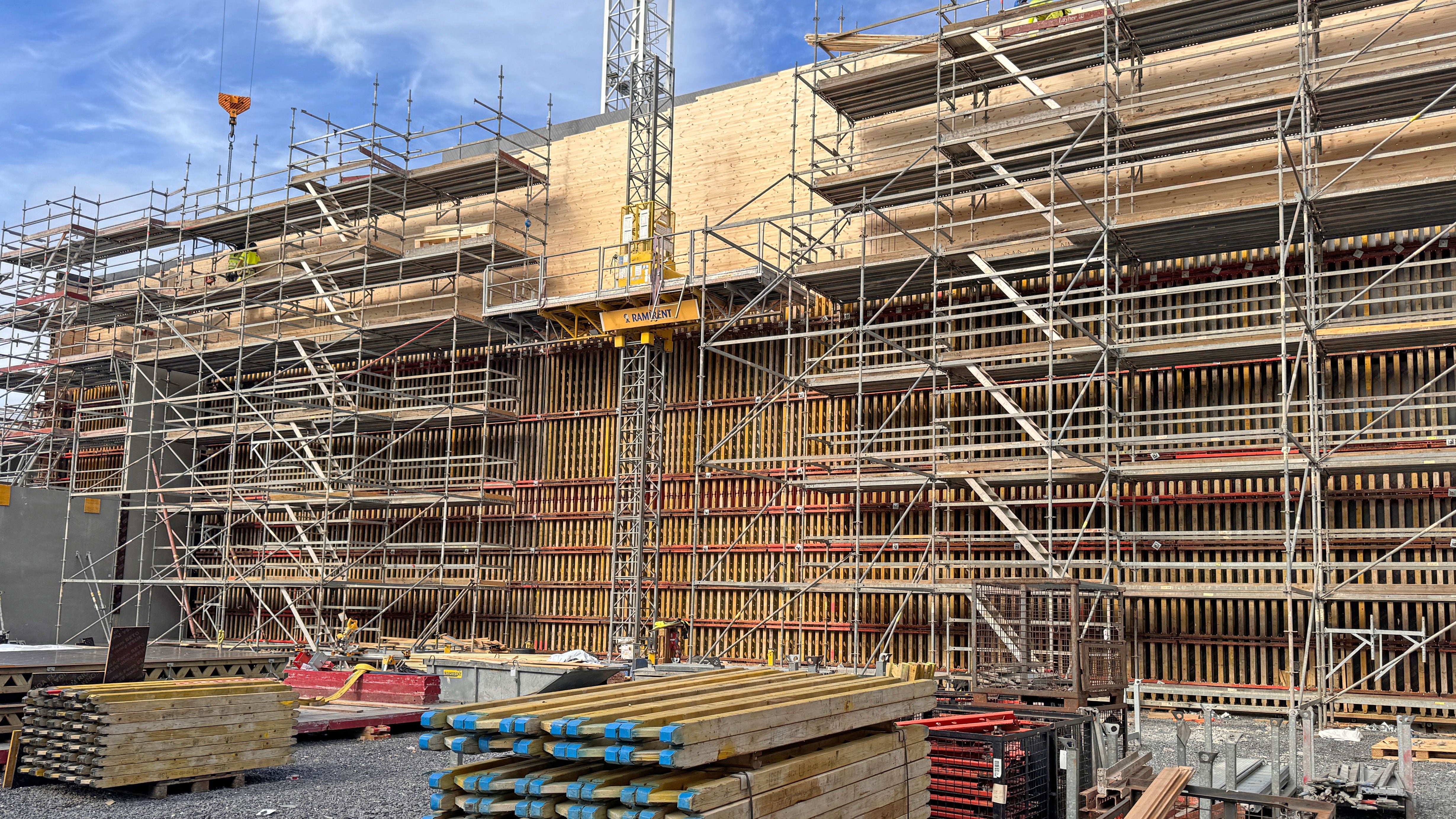 VARIO GT 24 -seinämuotti pinnoitettiin laudoilla sen ollessa pystyssä arkkitehtonisia lautapintoja varten.