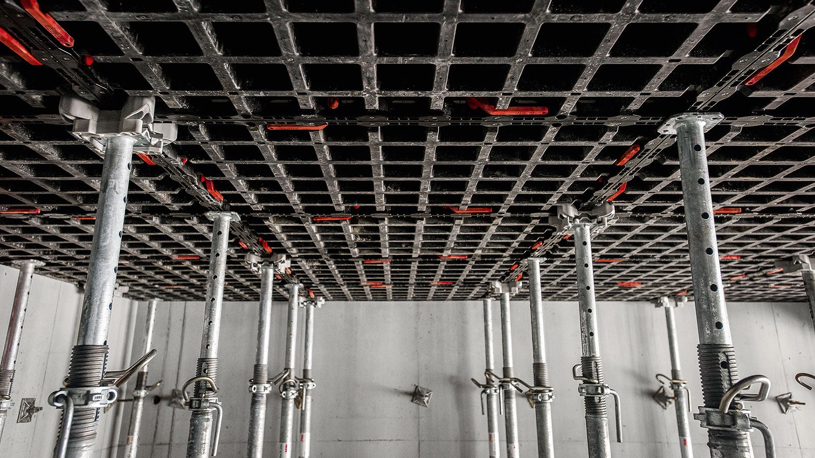 Roof slabs are formed via horizontal application of DUO.<br/>(Photo: seanpollock.com)