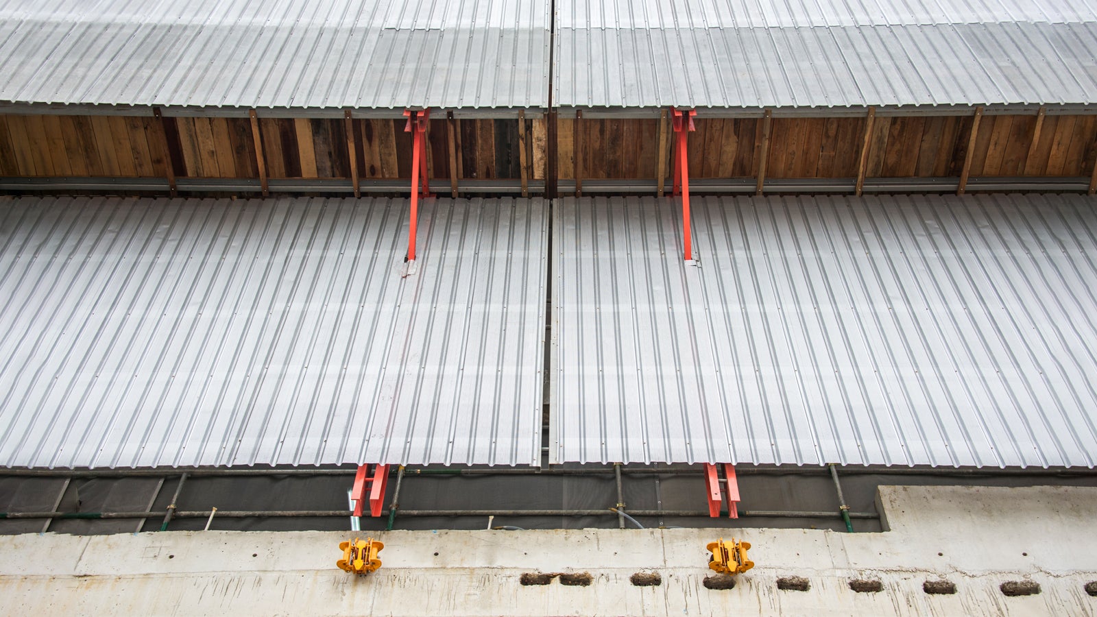 The Climbing Shoe provides the necessary flexibility in order to attach the Climbing Rail with up to ±4° inclinations. Thus,the formwork can also climb over wall offsets.