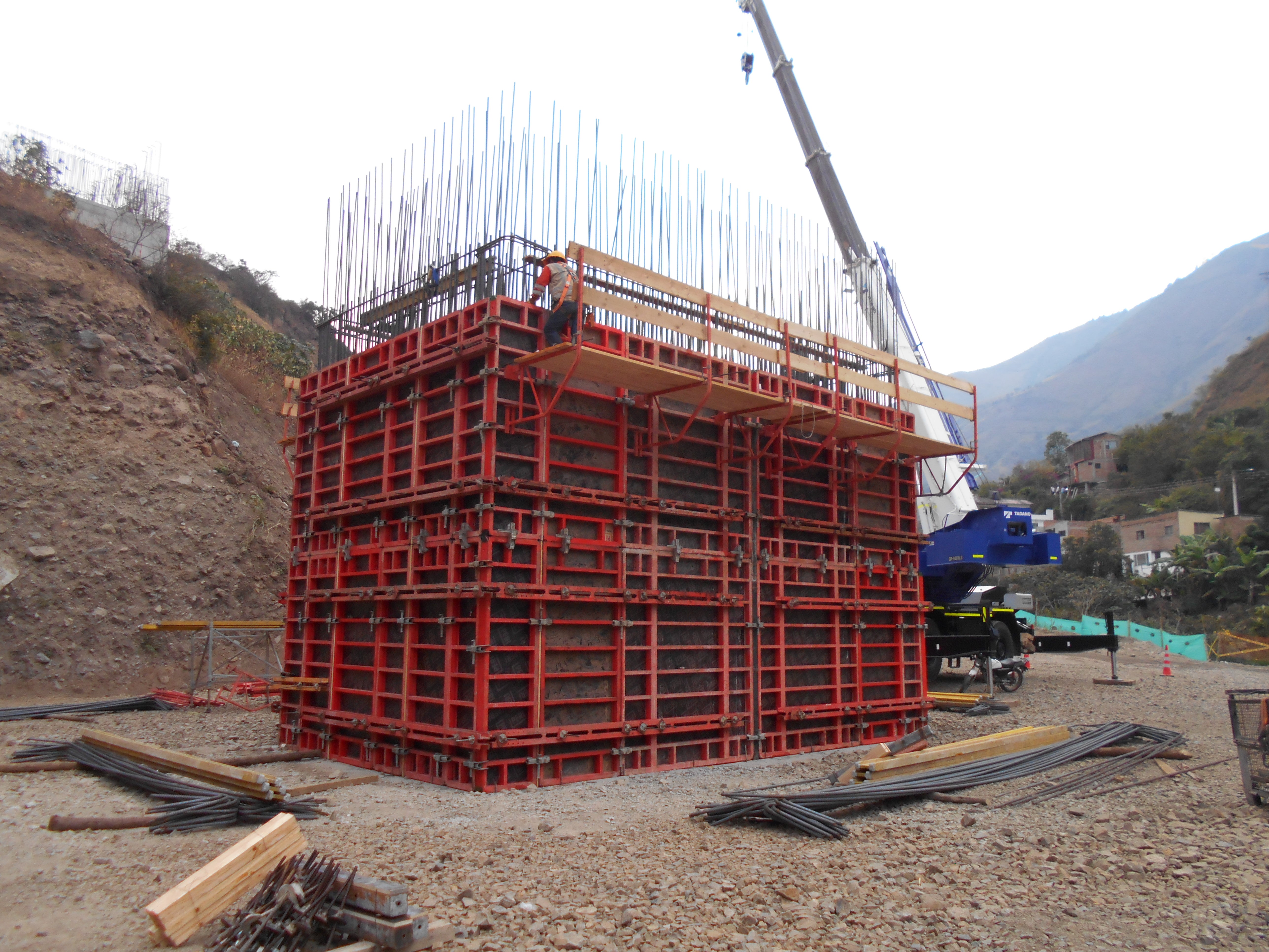 El uso de encofrado TRIO con sus paneles de gran formato reduce la cantidad de pases de barra, reduciendo también los tiempos de armado de los encofrados.