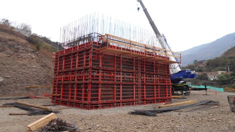 El uso de encofrado TRIO con sus paneles de gran formato reduce la cantidad de pases de barra, reduciendo también los tiempos de armado de los encofrados.