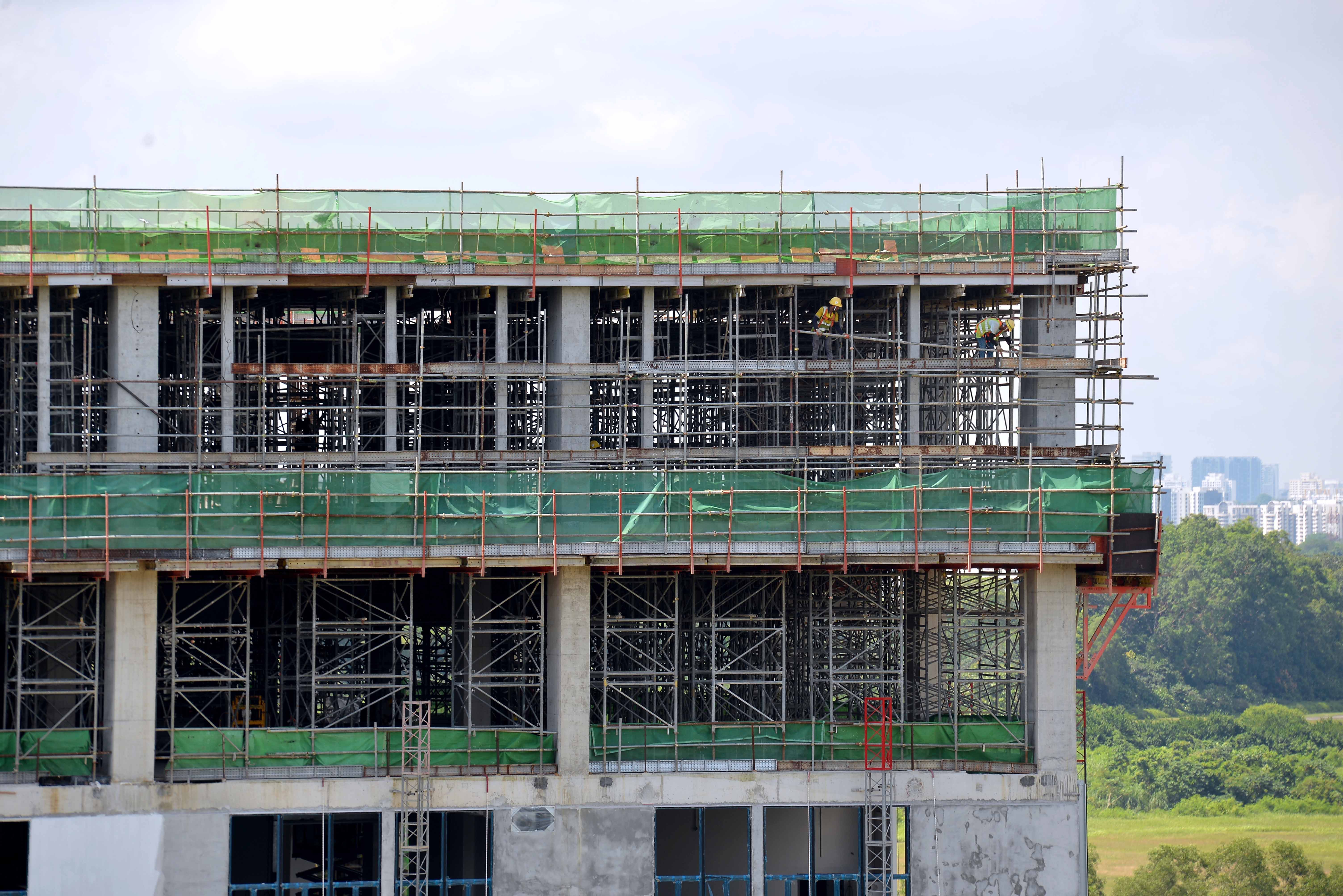 Roof slab support for final casting