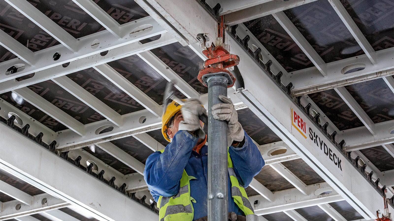 Reduzierte Materialvorhaltung: Der SKYDECK Fallkopf ermöglicht frühes Ausschalen, so dass Paneele und Längsträger sehr schnell für folgende Betonierabschnitte verfügbar sind.<br/>