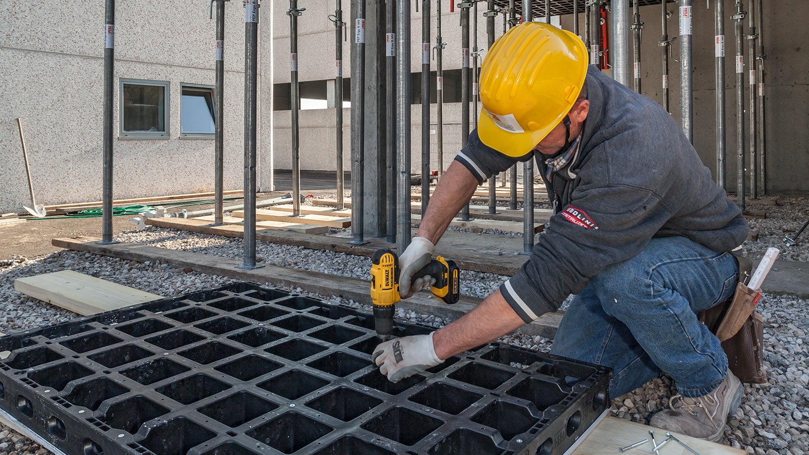 DUO onderscheidt zich door zijn hoge duurzaamheid. Het systeem maakt eenvoudig onderhoud en snelle reparaties ter plaatse mogelijk. Wanneer panelen beschadigd raken, kan de bekisting binnen enkele minuten worden vervangen.