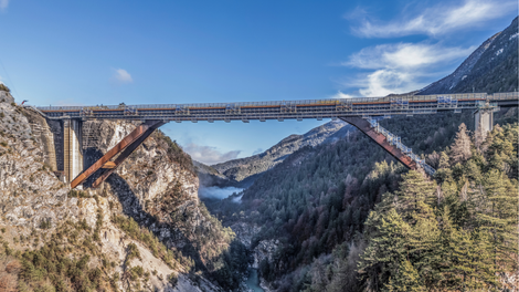 Ponteggio modulare PERI UP installato sotto l’intradosso di un viadotto in fase di manutenzione, con operai al lavoro in sicurezza.