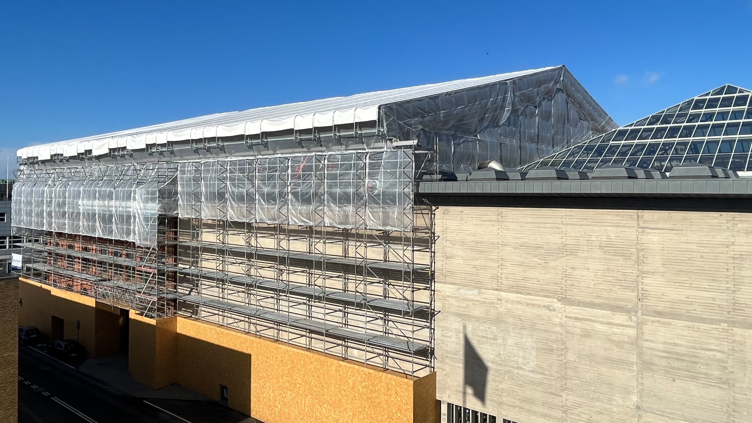 Når det over 100 år gamle ikoniske Kulturhus i Randers skal totalrenoveres, kræver det både special-stilladsopstilling og tyske ingeniørers præcision.