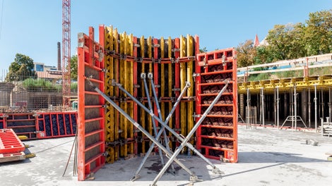 Bednění stěn instalační šachty ze systému kruhového bednění RUNDFLEX a rámového bednění TRIO.