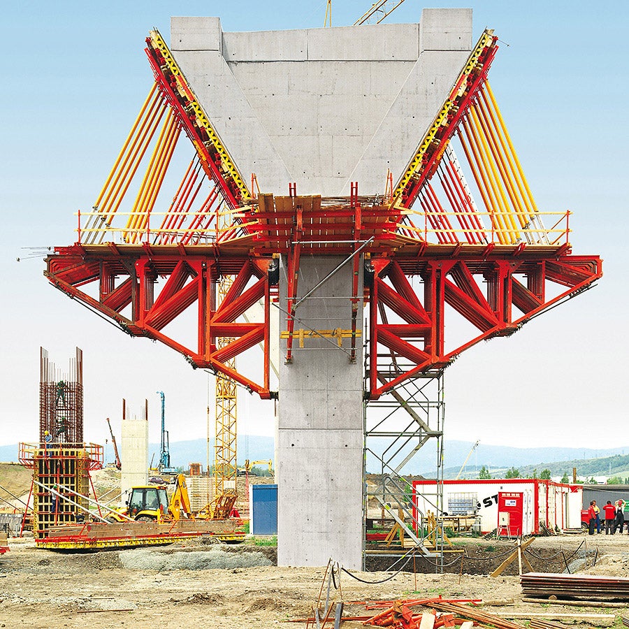 For constructing the pier heads, PERI developed an efficient formwork solution with horizontally-positioned brace frames and VARIO GT 24 girder wall formwork.