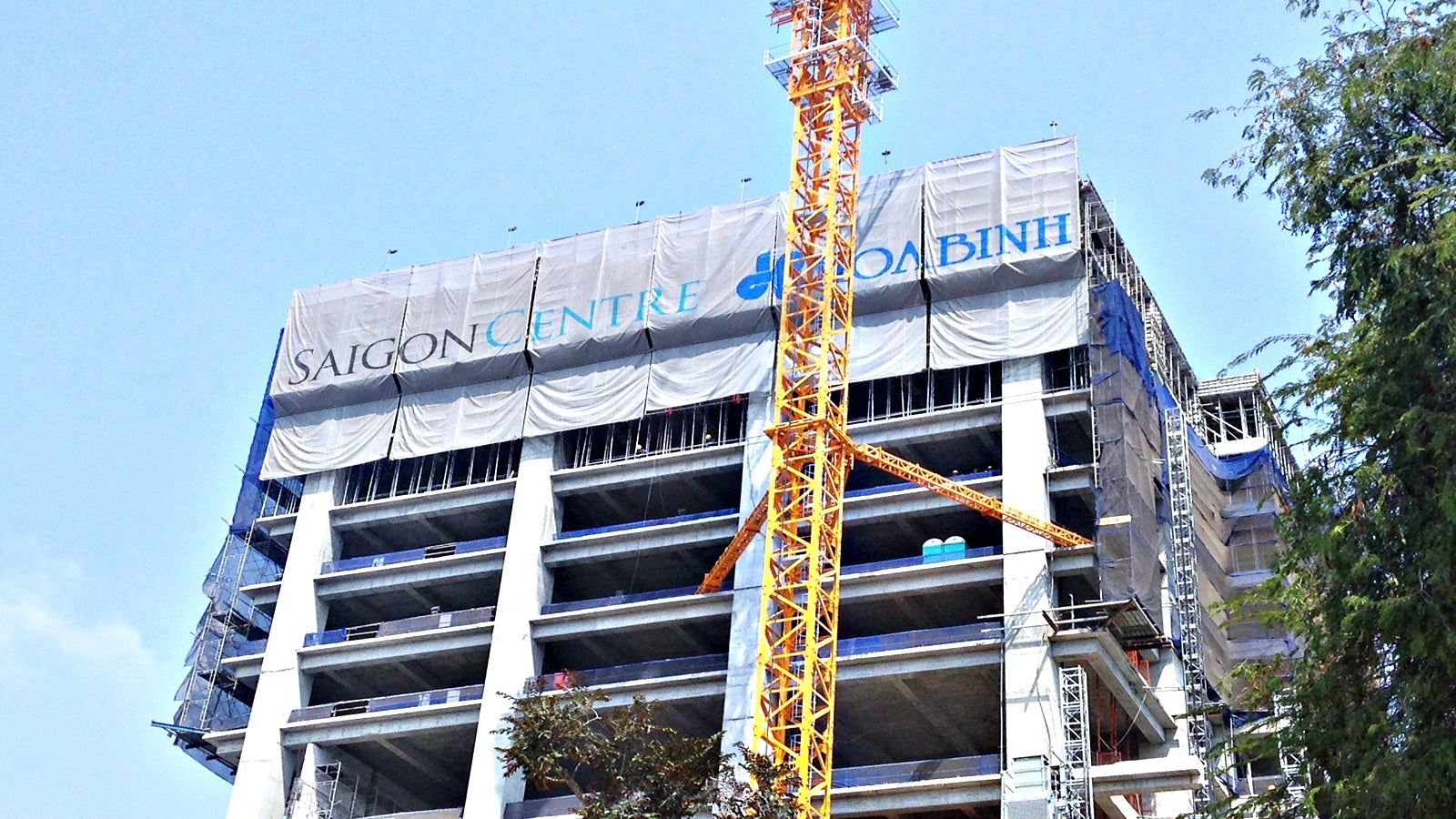 The RCS climbing protection panel completely enclosed the slab edges of the upper floors under construction.