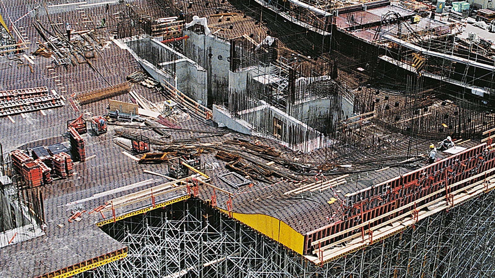 Erecting the irregularly shaped tables at great heights required the highest level of accuracy during the preliminary work.
