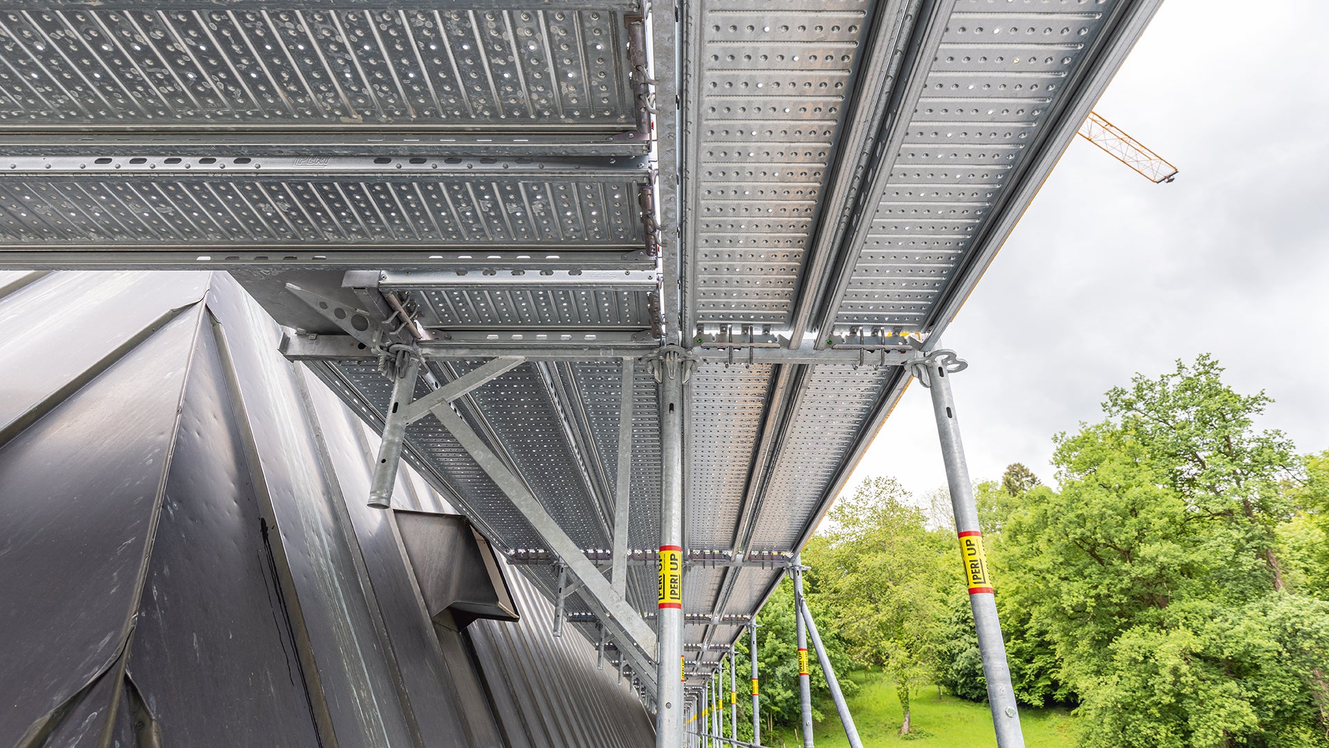 Die umlaufend schräge Attikaausbildung erforderte eine innenseitige Verbreiterung um 1,00 m. 67-cm-Konsolen und 33-cm-Auflagen wurden zu Doppelkonsolen direkt aneinandergereiht.