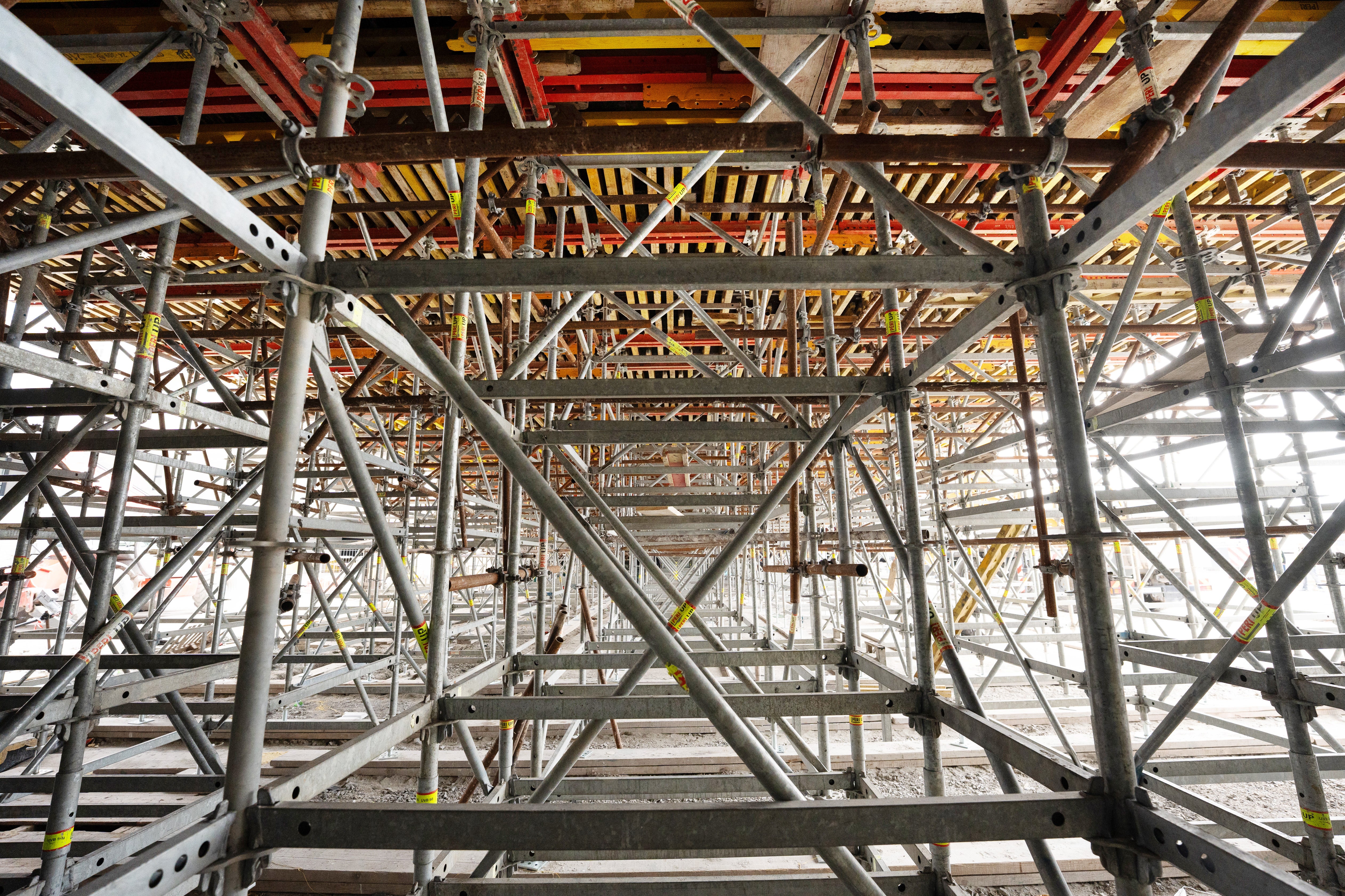 Всяка кула е оразмерена спрямо специфичната геометрия и наклон на пасарелката – гаранция за безопасност и ефективност.