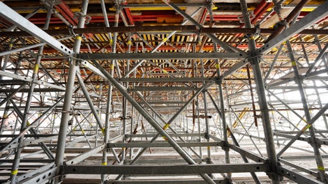 Всяка кула е оразмерена спрямо специфичната геометрия и наклон на пасарелката – гаранция за безопасност и ефективност.